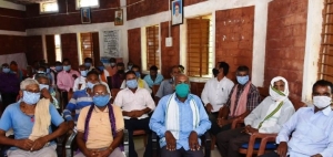 फसल-चक्र परिवर्तन के लिए किसानों को कलेक्टर ने दी समझाइश  ग्राम डाही में आयोजित किसान चैपाल में कलेक्टर ने धान और दलहन- तिलहन फसलों की तुलनात्मक जानकारी दी