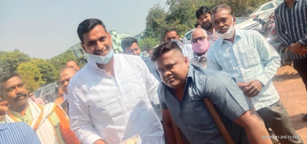 दिव्यांग के बर्थडे पर उसके लिए मसीहा बने विधायक  यादव