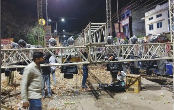 गणेशोत्सव स्वागत मंच पर अवैध लाइटिंग ट्रस्ट सेट जब्त, दो आरोपी न्यायालय में पेश