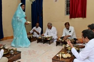 मुख्यमंत्री श्री भूपेश बघेल ने पटेल परिवार के घर में स्वादिष्ट और छत्तीसगढ़िया भोजन का लिया आनंद