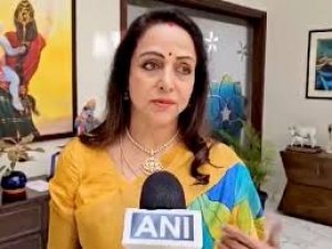 &quot;अगर मुझे मथुरा से बाहर का मानते हैं...&quot;: कांग्रेस पर हेमा मालिनी का पलटवार