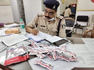 गृह मंत्री ताम्रध्वज साहू के गृह नगर में पुलिस की कार्यवाही पर उठ रहे कई सवाल  लाखो का अवैध गुटखा और कार्यवाही नाम मात्र की , क्या इसी कारण  फ़ै ल रहा शहर में नशे का व्यापार ...