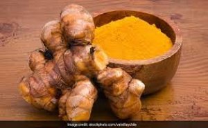 रात में इस तरह लगा लें हल्दी, त्वचा नहीं पड़ेगी पीली और दिखने लगेगा सुनहरा निखार