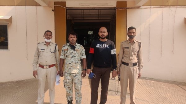 02 वर्षों से फरार जालसाज आरोपी को कोतवाली पुलिस ने किया गिरफ्तार - रकम डबल हो जाने का लालच देकर करता था धोखाघडी