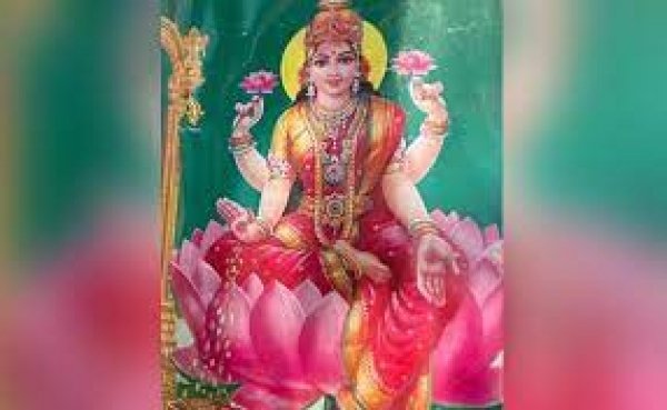 घर में चाहते हैं बरकत और लक्ष्मी माता की कृपा, तो तुलसी पर चढ़ाएं ये पांच शुभ चीजें, मिलेगी कामयाबी और घर आएगी सुख समृद्धि