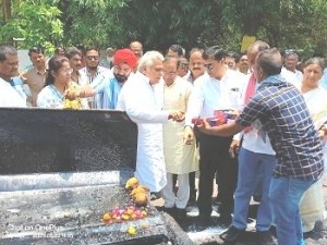 5 करोड़ 44 लाख की लागत से गौरवपथ उतई टेम्पो चौक से लेकर जेल तिराहों तक डामरीकरण कार्य शुरू ...