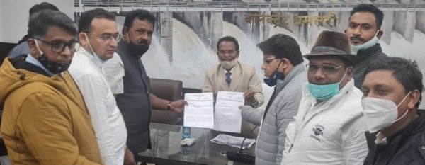 श्रृंगी ऋषि स्कूल का नाम विलोपित करने व भवन तोड़े जाने के विरोध जताते हुए, कलेक्टर को सौंपा ज्ञापन
