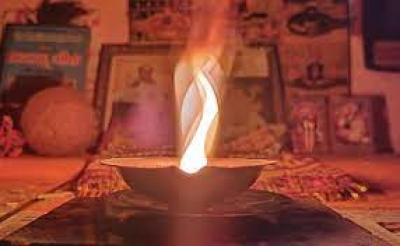 घर के मंदिर में दीया जलाते समय मान्यतानुसार ध्यान रखी जाती हैं कुछ बातें, जानिए क्या हैं ये Diya Niyam
