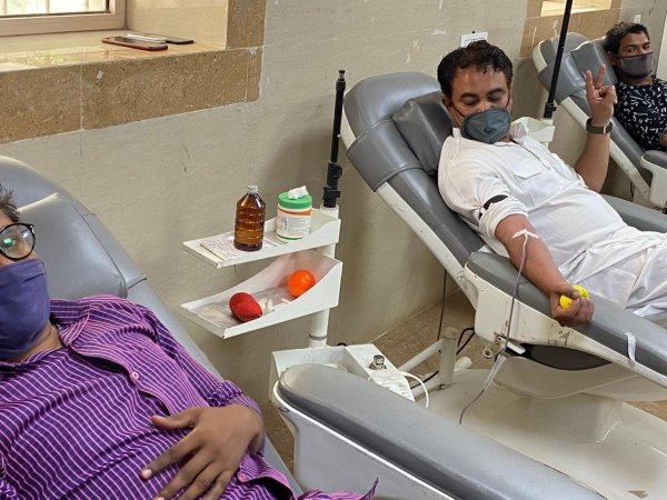 रक्तदान करने के साथ ही जरूरतमंदो को  राशन दान कर अयूब खान ने मनाया ईद
