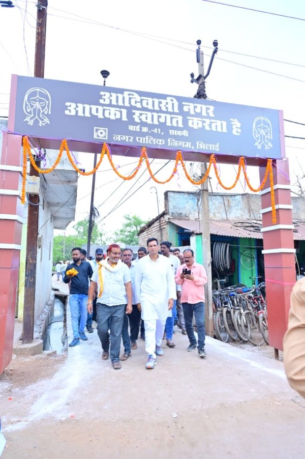 आदिवासी नगर में स्वागत द्वार का विधायक यादव ने किया लोकार्पण, फिर सब के साथ बैठ कर किए भोजन