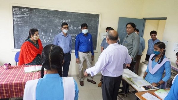 खमरिया के अंग्रेजी माध्यम स्कूल में विद्यार्थियों की सुविधा के लिए तीन लैब होगा तैयार
