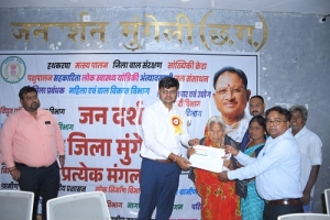 कलेक्टर ने जनदर्शन में सुनी आमजनों की मांगें एवं समस्याएं, नियमानुसार निराकरण के दिए निर्देश