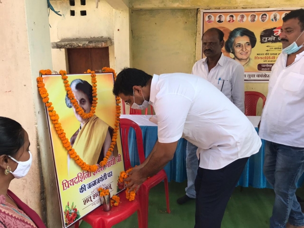 इंदिरा को प्रणाम कर महापौर देवेंद्र ने बांटे  कंबल और राशन ,पूर्व प्रधानमंत्री श्रीमती इंदिरा गांधी जी के जीवन पर डाला प्रकाश