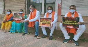 भाजपा राष्ट्रीय प्रवक्ता संबित पात्रा पर हुये एफआईआर के विरोध में थानों के सामने बैठे भाजपा नेता..