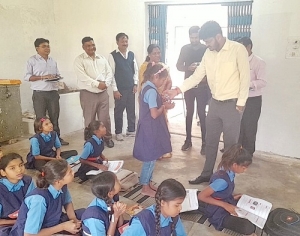 कलेक्टर ने धरमपुरा स्थित मिनी माता कन्या छात्रावास का किया निरीक्षण