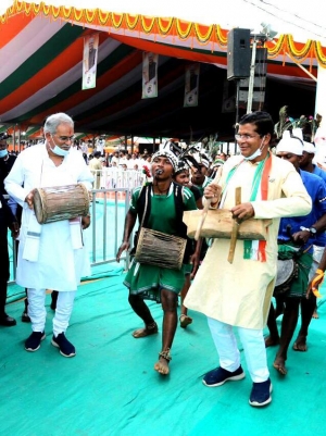 मांदर की थाप पर थिरके मुख्यमंत्री भूपेश बघेल