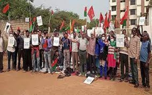 संविलियन की मांग को लेकर चंदुलाल चंद्राकर मेडीकल कालेज के कर्मचारियों ने दी गिरफ्तारी