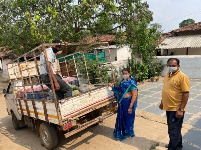 विधायक छन्नी साहू के तरफ से कराई जा रही कंटेन्टमेंट जोन के लिए सब्जियों की व्यवस्था।