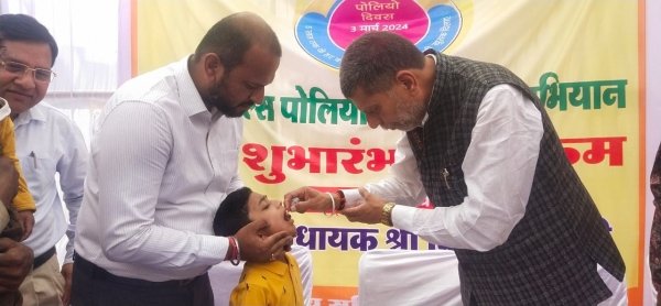 पल्स पोलियो टीकाकरण अभियान के तहत 0 से 5 वर्ष आयु वर्ग के सभी बच्चों को पिलायी गई पोलियो की खुराक