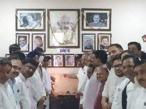 राजीव भवन में जीरम के शहीदों को श्रद्धांजली दी गयी