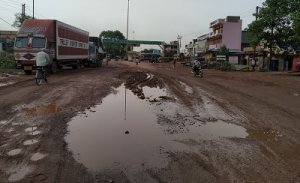सिरसा गेट से हथखोज जाने वाली गौरव पथ में आवागमन हुआ खतरनाक