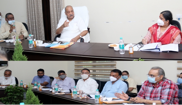 गोबर से जैविक खाद निर्माण सहित विभिन्न उपयोगी उत्पाद तैयार करने पर मंथन