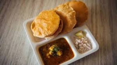 चटपटी कचौड़ी तो कई बार खाई होगी! अब ट्राई करें देसी स्टाइल में बनी नारियल पूड़ी