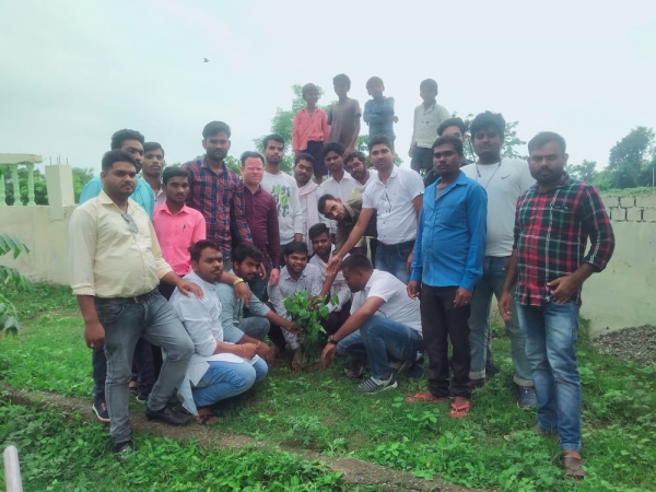 अमर टापू धाम मे सतनामी समाज के युवा प्रकोष्ठ के द्वारा वृक्षारोपण किया गया ।