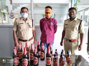 नगरनार अवैध  अंग्रेजी शराब बिक्री करते हुए तस्कर चढ़ा नगरनार पुलिस के हत्थे