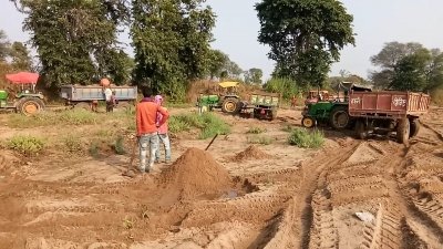 प्रतिदिन सैकड़ो ट्रेक्टरों से हो रहा रेत का अवैध परिवहन,न पिटपास न रॉयल्टी धड़ल्ले से हो रही सप्लाय