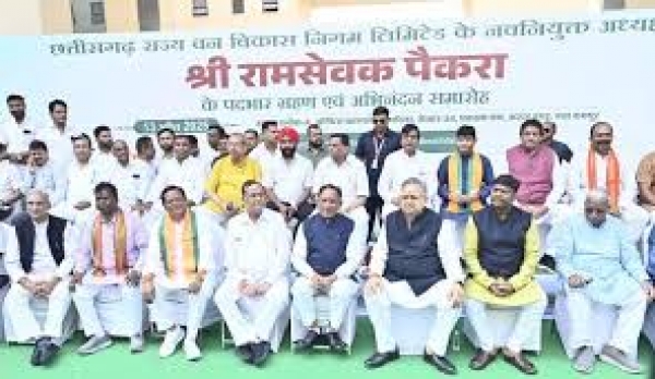 मुख्यमंत्री विष्णु देव साय  छत्तीसगढ़ राज्य वन विकास निगम के अध्यक्ष रामसेवक पैकरा के पदभार ग्रहण समारोह में हुए शामिल