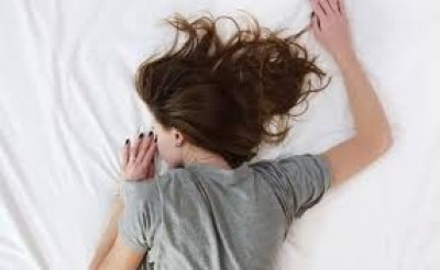 क्या आपको दोपहर में झपकी लेने की आदत है? जानिए यहां इसके फायदे और नुकसान
