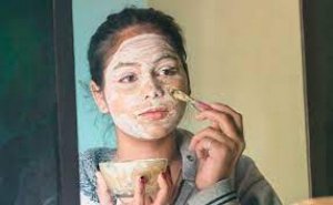 चेहरे पर जमी गंदगी और मैल छुड़ा देगी मुल्तानी मिट्टी, इस तरह बनाकर लगा लें फेस पैक
