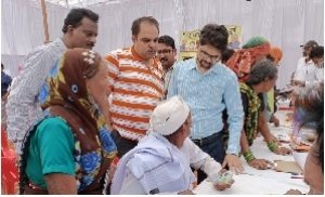 जन समस्या समाधान शिविर के पहले दिन मे मिले हैंड पंप मरम्मत की मांग 1.30 घंटे मे ही सुधारा गया