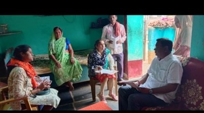 कलेक्टर ने ग्राम रानीतराई में चल रहे छत्तीसगढ़ सामाजिक-आर्थिक सर्वेक्षण 2023 कार्य का किया अवलोकन