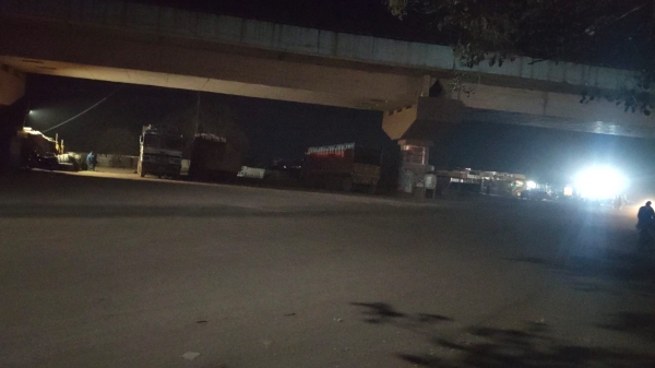 अंधेरे में डूबा फरहद चौक,  हर रात मंडरा रहा बड़े हादसे का खतरा