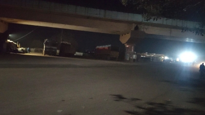 अंधेरे में डूबा फरहद चौक,  हर रात मंडरा रहा बड़े हादसे का खतरा