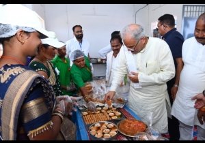 मुख्यमंत्री  बघेल ने किया रूरल इंडस्ट्रियल पार्क में आजीविका गतिविधियों का अवलोकन