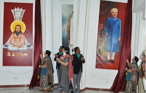 राज्यपाल ने राजभवन में संत बाबा गुरू घासीदास और शहीद वीरनारायण सिंह के तैल चित्र का अनावरण किया