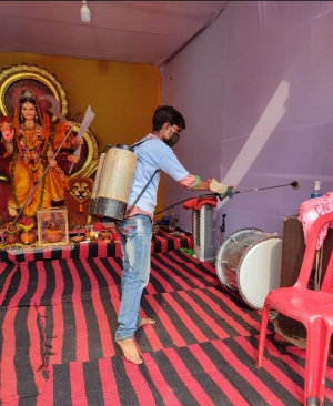 मास्क एवं सोशल डिस्टेंस की अपील के साथ ही दुर्गा पंडाल परिसर में प्रतिदिन किया जा रहा है सेनेटाइज