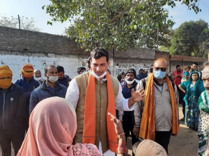 *मेयर की पहल से प्राथमिक स्कूल के भवन का होगा संधारण* भवन संधारण के लिए अधिकारियों को महापौर ने दिए निर्देश