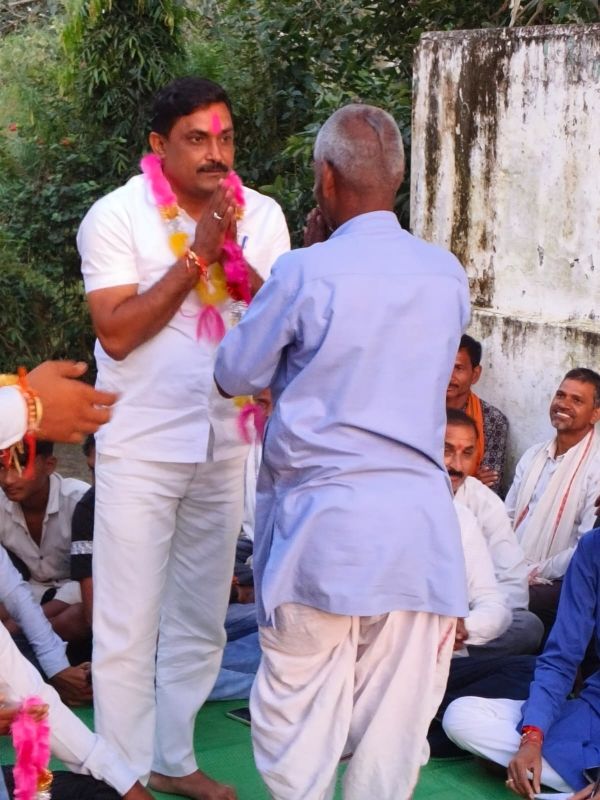 उद्यानिकी फसल बीमा का पैसा मिलने से किसानों में खुशी--  कैलाश चंद्रवंशी का किसानो ने  गुलाल लगाकर किया आभार