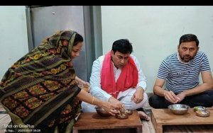 -श्रमवीरों का सम्मान : महापौर धीरज बाकलीवाल ने परिवार के साथ बोरे बासी खाकर श्रमवीरों का किया सम्मान: