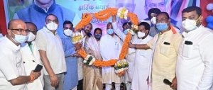 गृहमंत्री मंत्री ताम्रध्वज साहू को लोगों ने तौला लड्डूओं से