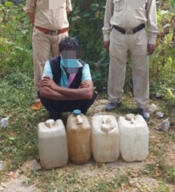 पेट्रोलिंग के दौरान सिहावा पुलिस ने पकड़े कच्ची महुआ शराब