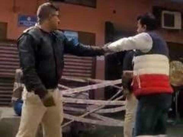 पत्रकार ने पूछा हेलमेट क्यों नहीं पहनी, तो भड़क गया पुलिसवाला, करने लगा गाली-गलौज और मारपीट