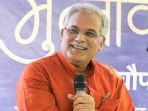 जब मुख्यमंत्री ने पूछा कोई किसान है जिसका ऋण माफ ना हुआ है...इतना सुनते ही भीड़ से आवाज आयी...