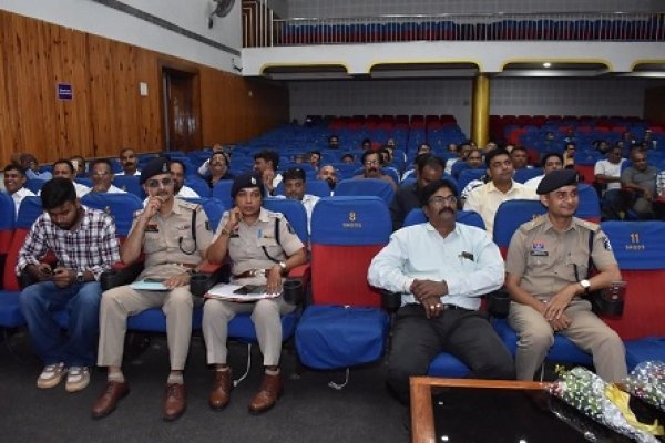 &Oacute;ऑपरेशन विश्वास&Oacute; के तहत एसएनजी स्कूल में यातायात जागरूकता कार्यक्रम, 5 दिन में 2,000 नाबालिग वाहन चालकों की जांच