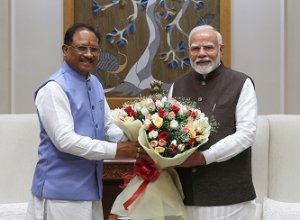 प्रधानमंत्री नरेन्द्र मोदी से मिलकर उन्हें गुजरात के मुख्यमंत्री और प्रधानमंत्री के रूप में 23 वर्ष पूरा करने पर दी बधाई   