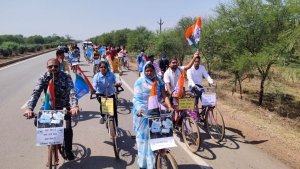 पेट्रोल डीजल व धरेलू गैस के बढते महंगाई के विरोध में तुमडीबोड से निकली सायकल यात्रा